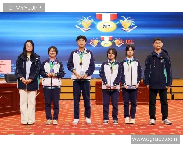 激烈角逐水中争锋 热血游泳比赛展现极限速度与团队精神